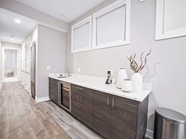 Building Photo - "Spacious 5-Bedroom Gem with 3 Full Baths in the Heart of Chicago – 4,200 Sq Ft of Comfort and St...