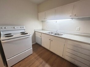Building Photo - Spacious 1–3 Bedroom Apartments in South Louisville | Cedar Chase