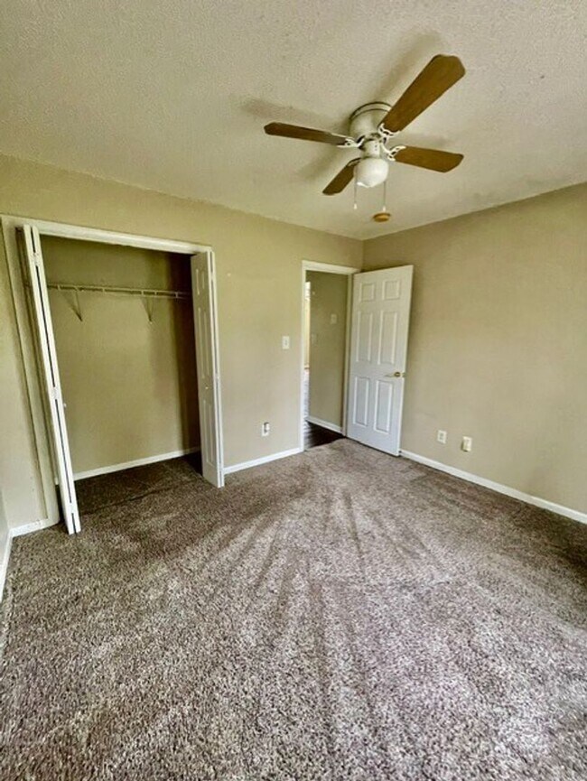 Building Photo - Must see this Adorable 3 bedroom 2 bath 2 garage home . Located in the Reedy Creek Plantation