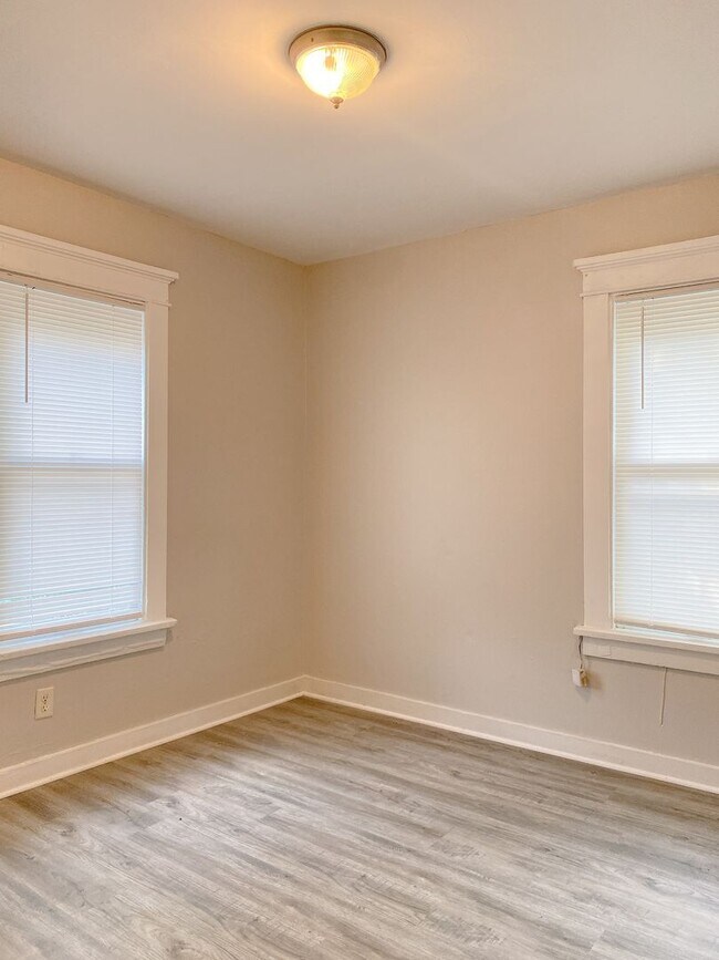 Building Photo - Cozy 2 bed 1 bath house $995 Sec 8 OK