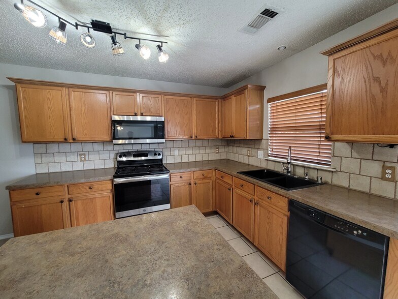 Building Photo - 4203 Falcon Dr
