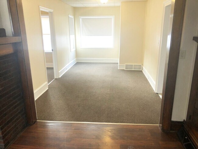 Building Photo - 6-Bedroom, 2-Bath Home Just A Few Blocks From Downtown