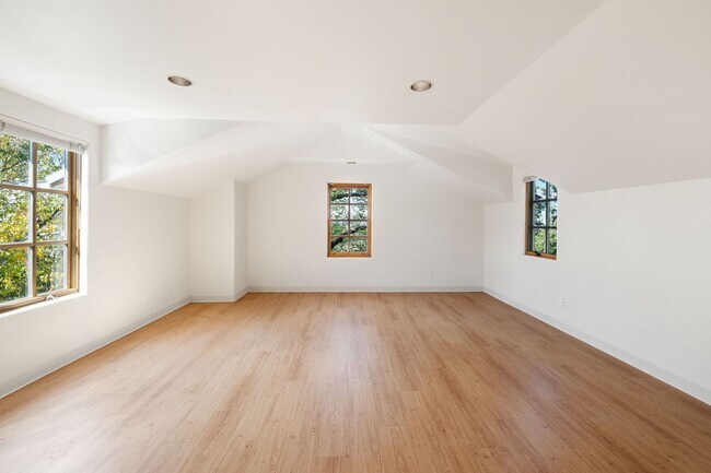 Building Photo - Rustic Loft-Style Home in Arroyo Hondo