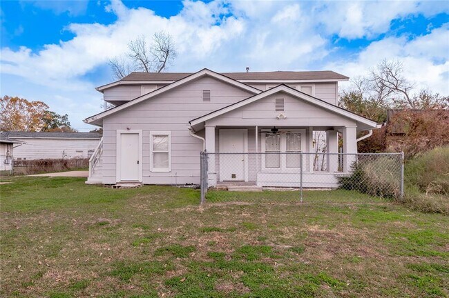 Primary Photo - 200 W Caroline St