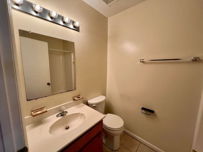 Building Photo - 1BR 1BA Water Included - Venture Point Apartments A-6