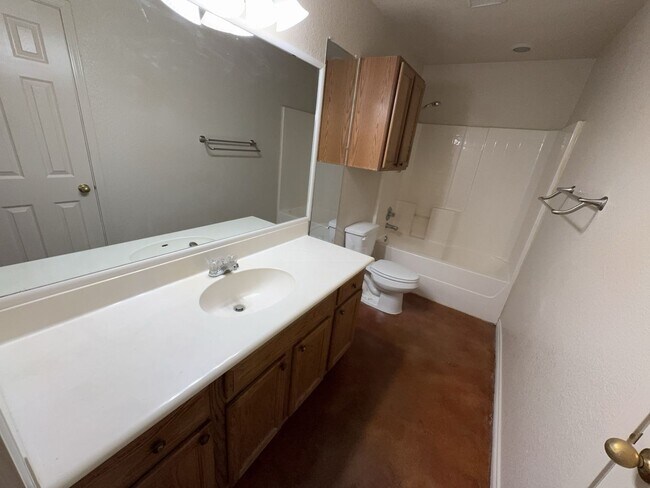 Building Photo - 2105 Charleston Ct