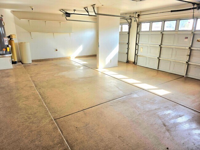 Building Photo - 4106 E Becker Ln