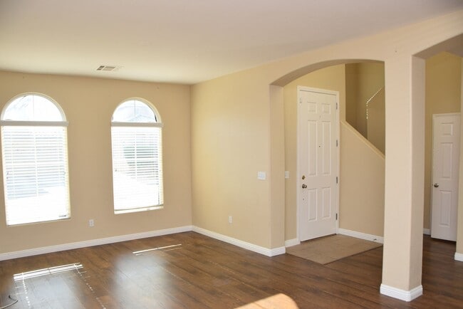 Building Photo - BEAUTIFUL 4 BEDROOM, 2.5 BATH SINGLE-FAMIL...