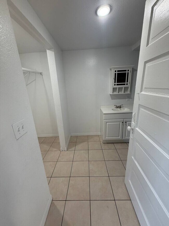 Building Photo - Orange St