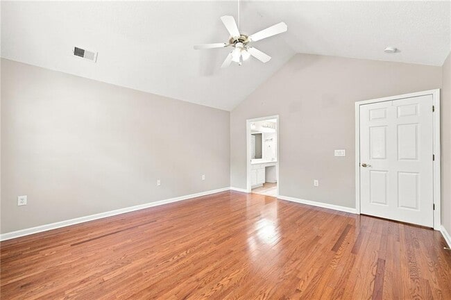 Building Photo - 3204 Village Ln