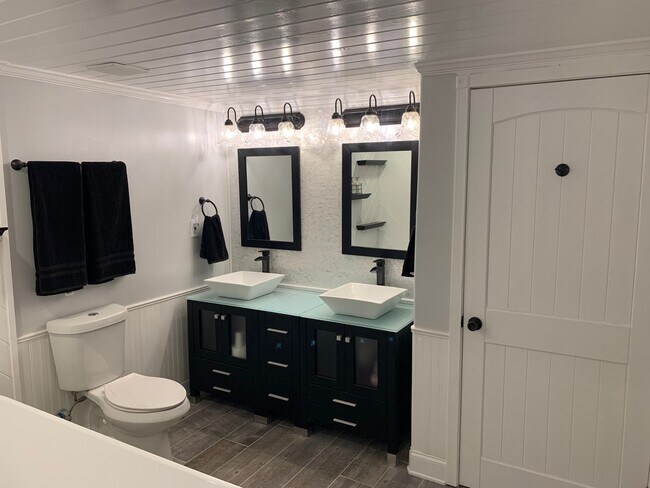 Building Photo - Beautifully renovated home!
