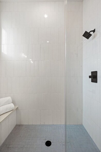 Building Photo - Room in Apartment on N Bluff Dr