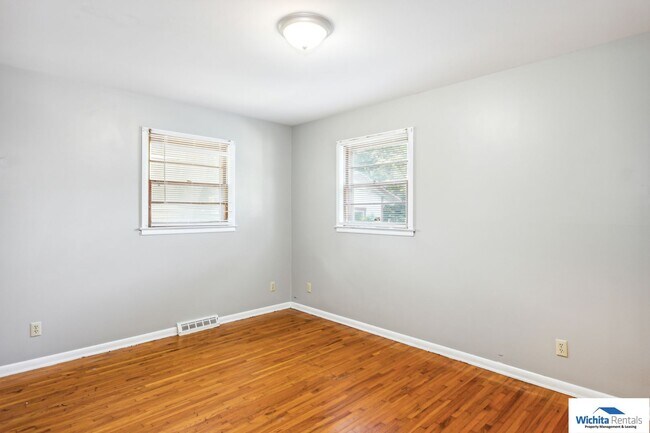 Building Photo - 8125 E Zimmerly St