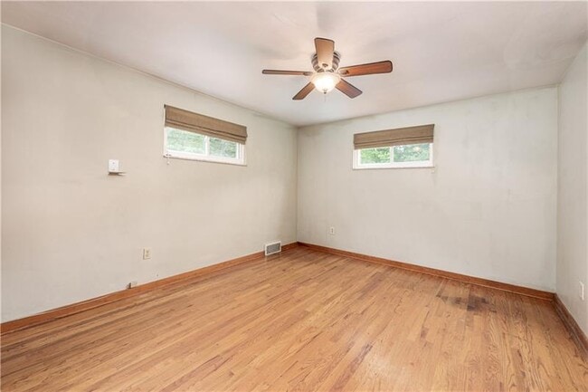 Building Photo - 1431 Lakeside Dr