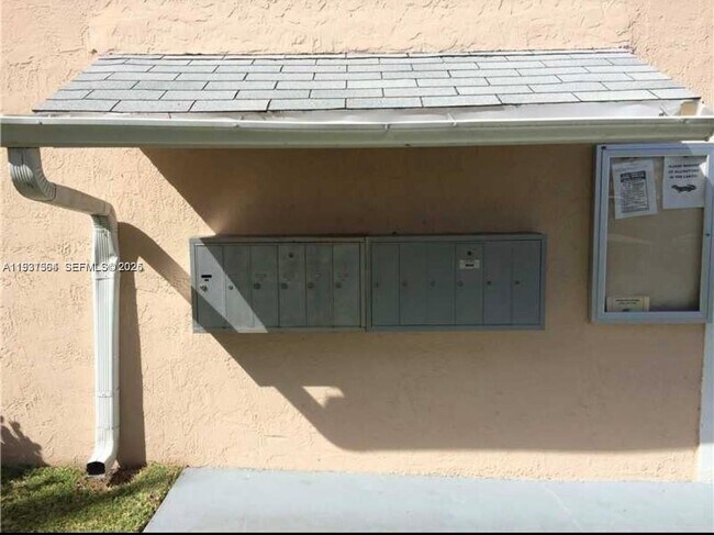 Building Photo - 1080 N Franklin Ave