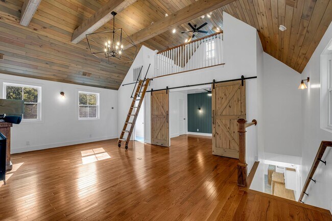 Building Photo - Great price for a huge house! CHARMING Sylvan Heights home 4 Bed 4 Bath. Beautiful private backya...