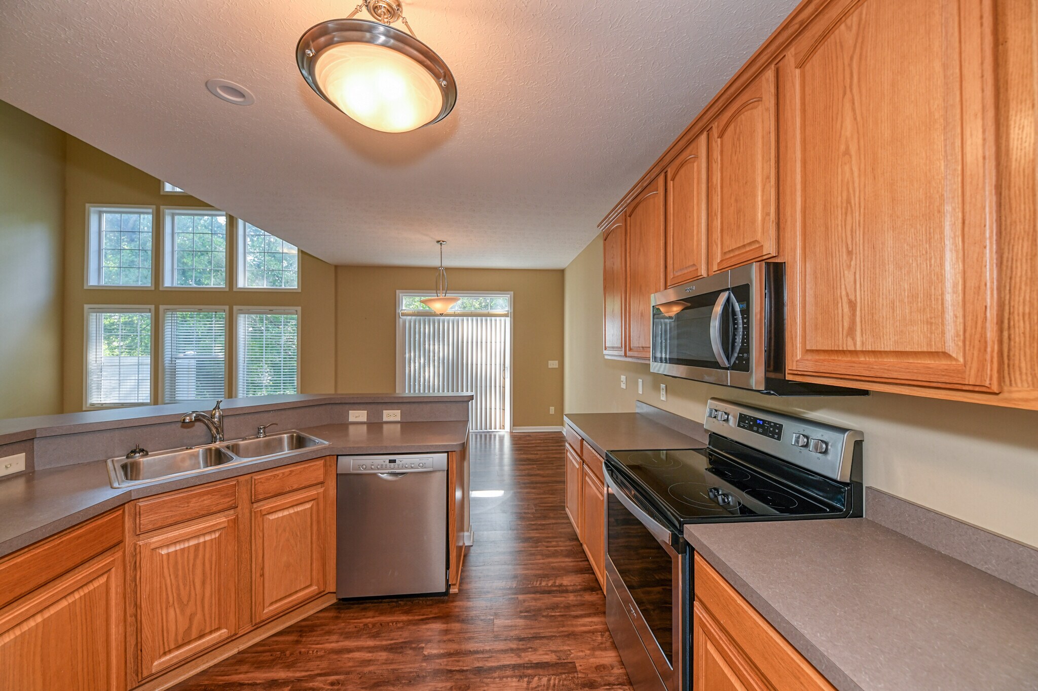 Building Photo - 5845 Crescent Ridge Dr