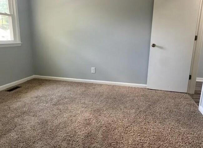 Building Photo - Cozy Ranch Home w/ Enclosed Sunroom, Fully...