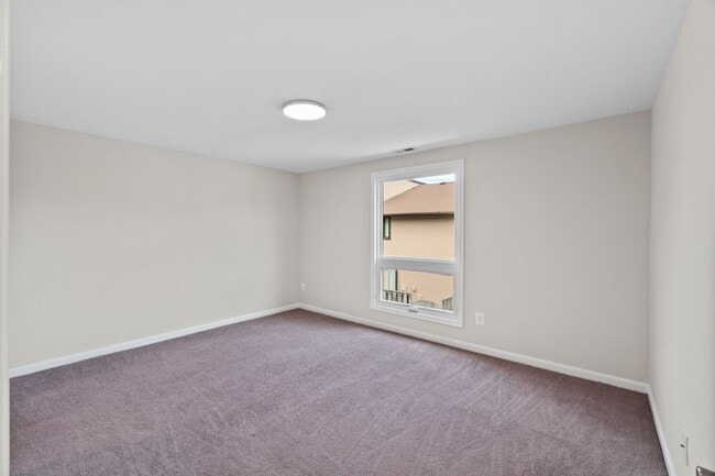 Building Photo - Condo in Woodside Square. 3Br / 1Ba Renovated. Garage.