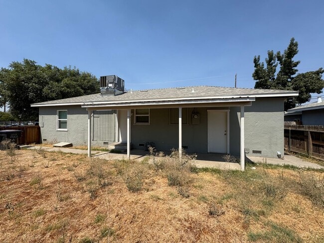 Building Photo - NW Visalia corner lot home available now!