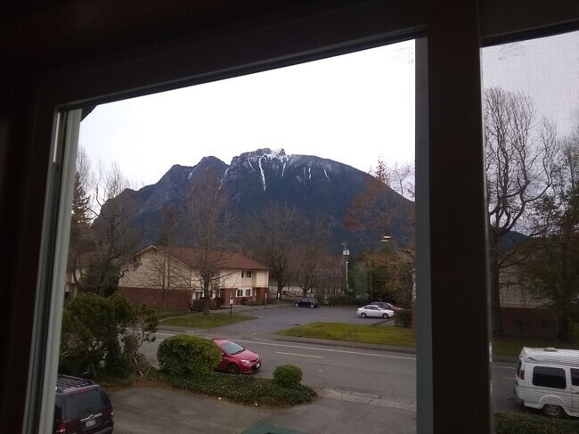 Building Photo - 424 Healy Ave S