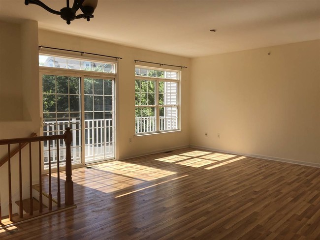 Building Photo - 7 Atlas Ct