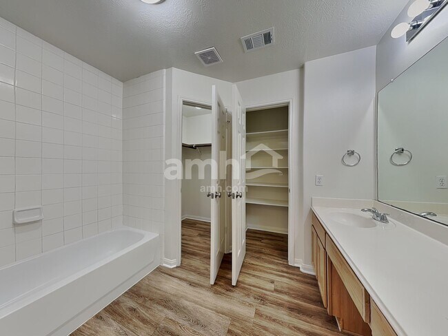 Building Photo - 2518 Halstead Dr