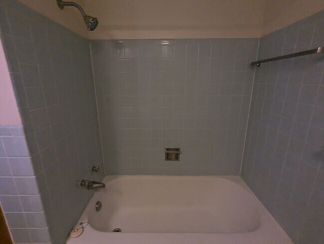 Building Photo - 1-bed 1-bath Apartment located in the Vilas Area