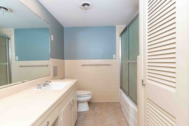 Building Photo - Charming 2 bedroom/2 bathroom Downstairs Unit