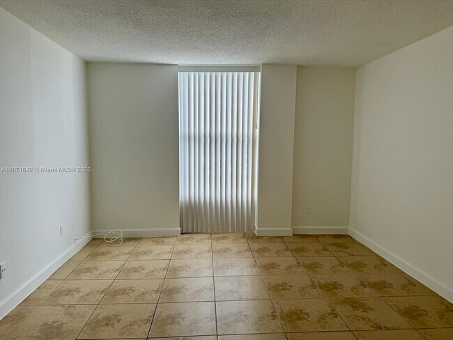 Building Photo - 2000 NE 135th St