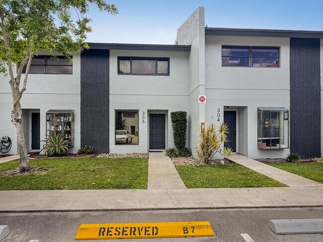 Building Photo - 2700 S Oakland Forest Dr