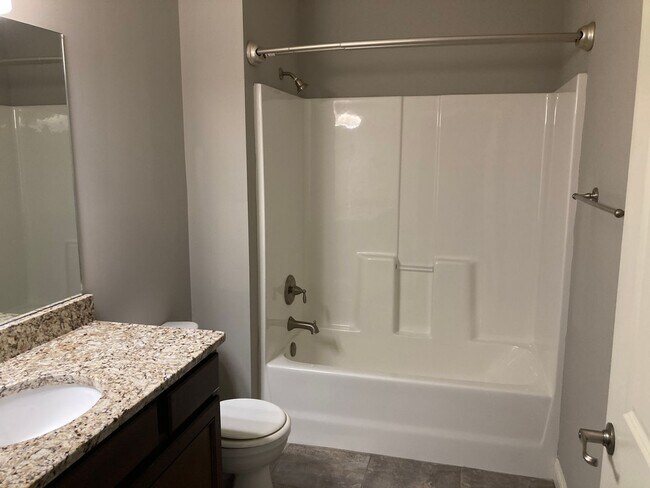 Building Photo - Bright 3BR Townhome with Bonus Room - Available NOW!