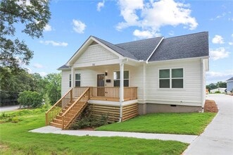 Building Photo - 122 Hilltop Dr SW