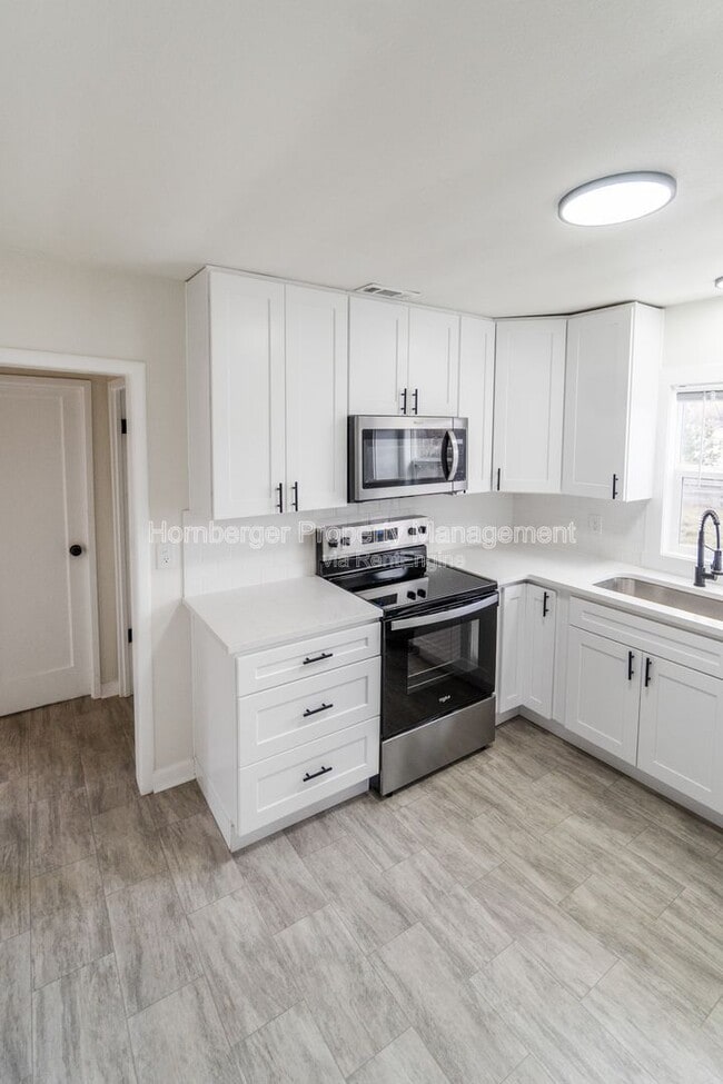 Building Photo - 1909 S Garden Springs Rd