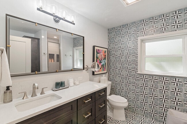 Building Photo - 304 NW 24th St