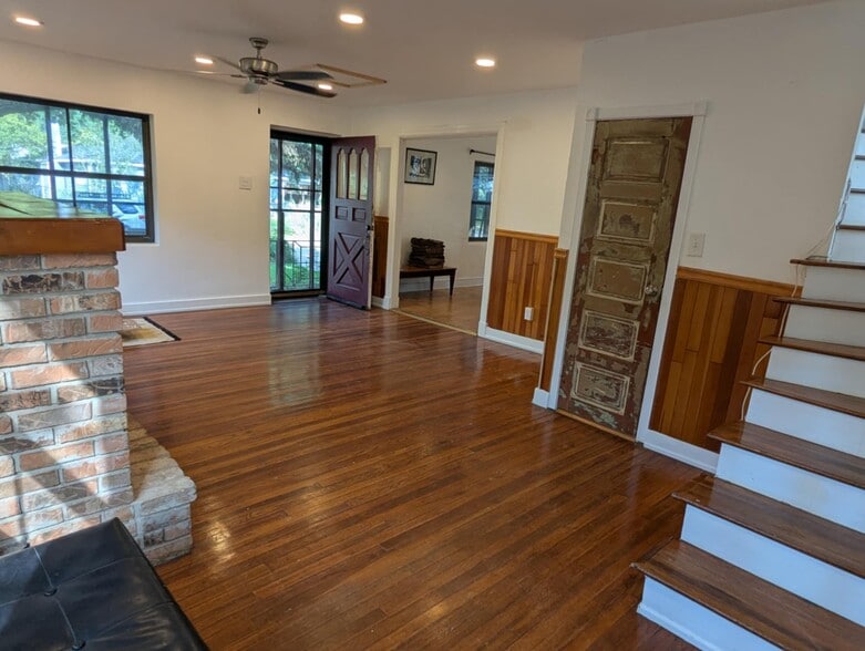 Building Photo - 207 Adrienne St