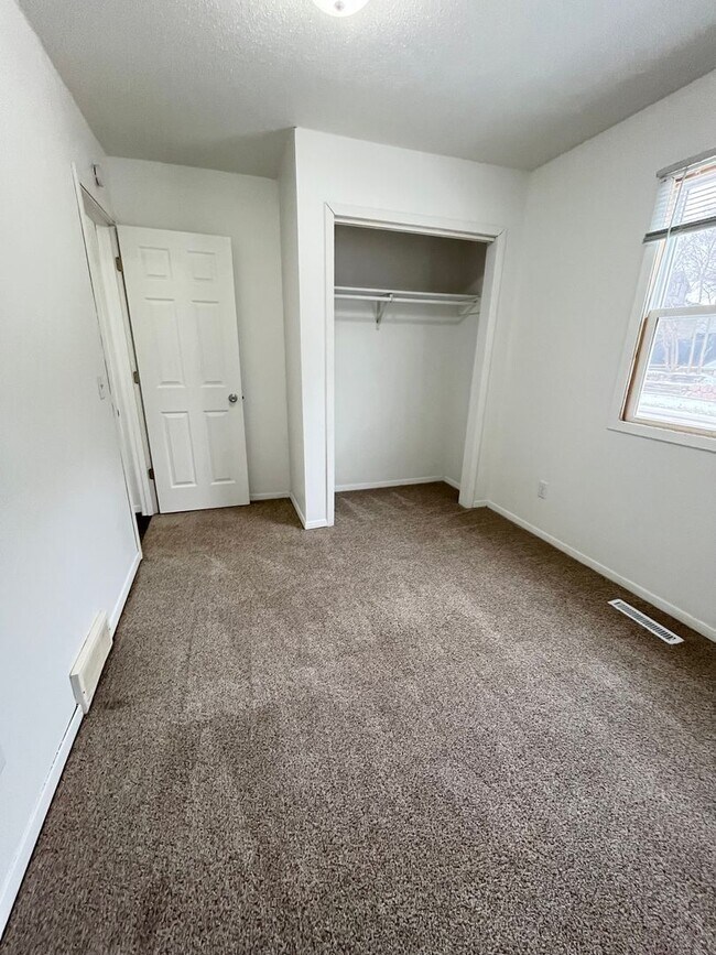 Building Photo - 312 N Spring Ave