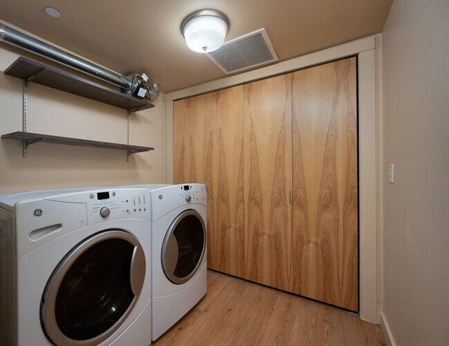 Building Photo - 228 S Cottonwood, Unit #110