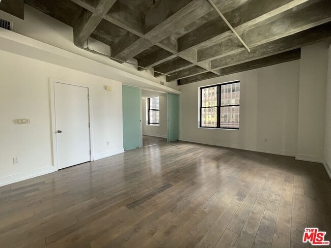 Building Photo - 727 W 7th St