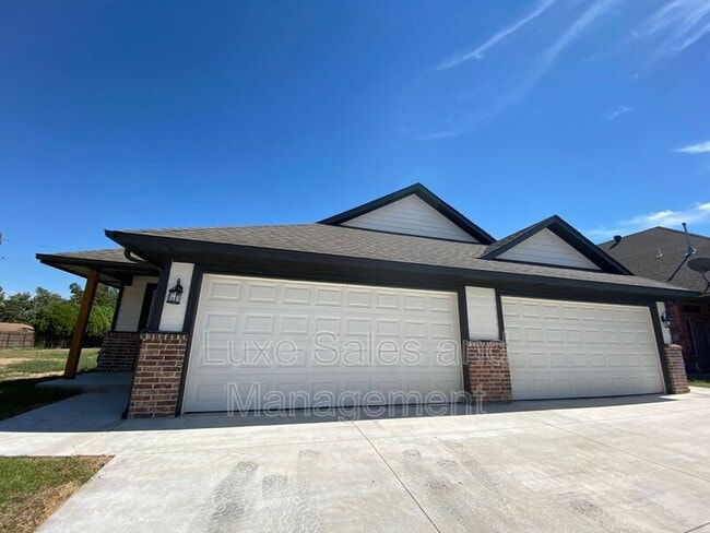 Building Photo - 5220 Oakwood Villa Ct