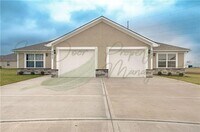 Building Photo - SPACIOUS AND MODERN DUPLEX!!! JANUARY RENT FREE!!!