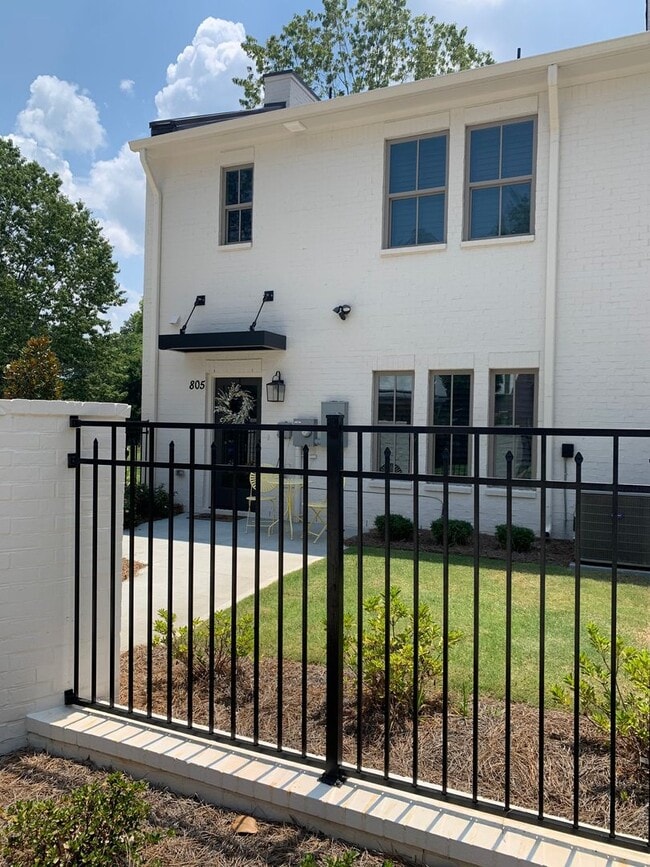 Building Photo - Like New Colonial Style Townhome close to Downtown Opelika