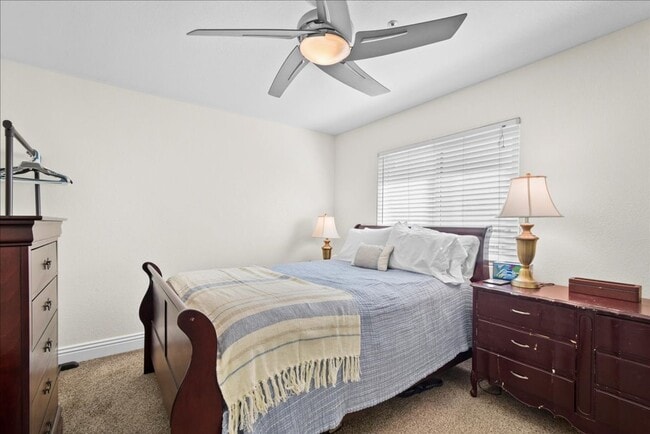 Building Photo - 1 Bed/1 Bath + 2 Parking Spaces and Walking Distance to Beach