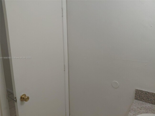 Building Photo - 13950 NE 2nd Ave