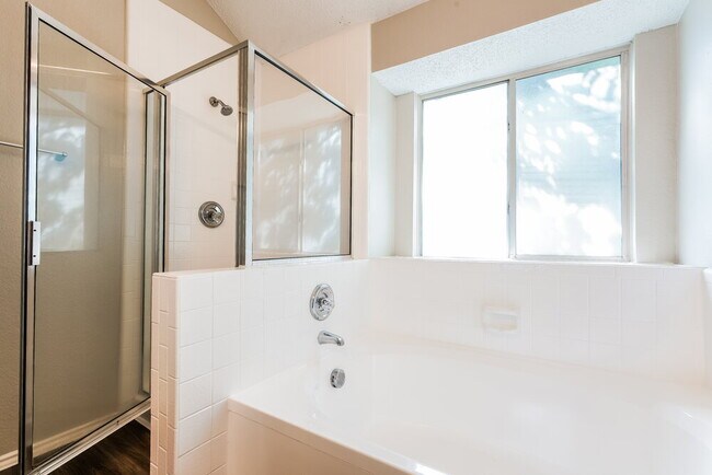 Building Photo - 2843 Red Oak Dr