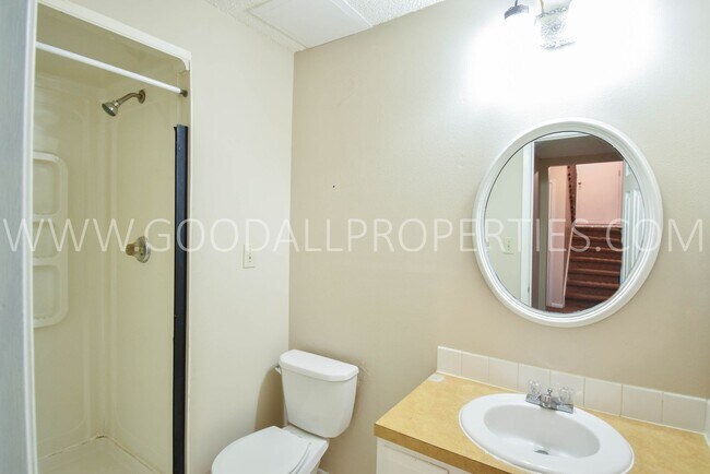 Building Photo - Half Off 1st Months Rent! 3 Bedroom 2 Bath...