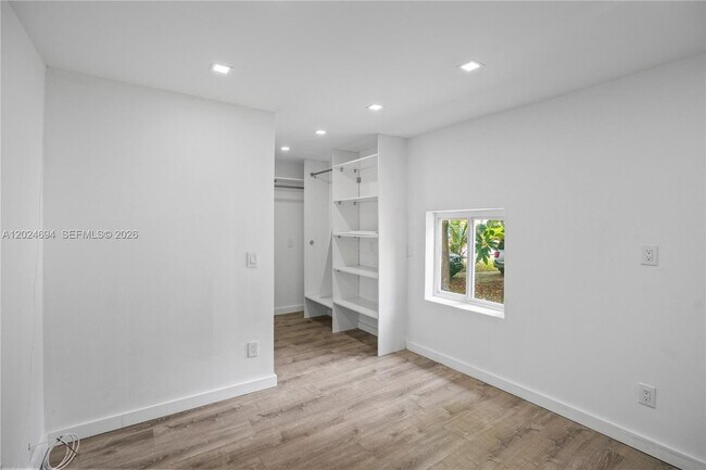 Building Photo - 1081 NE 166th St