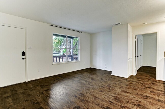 Building Photo - 613 E 21st St