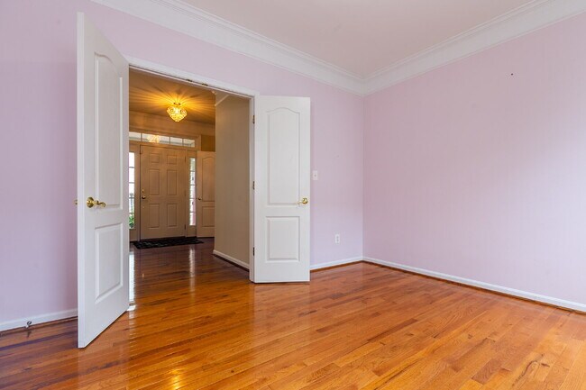 Building Photo - Spacious, Light-Filled Home in the Desirable Broadlands