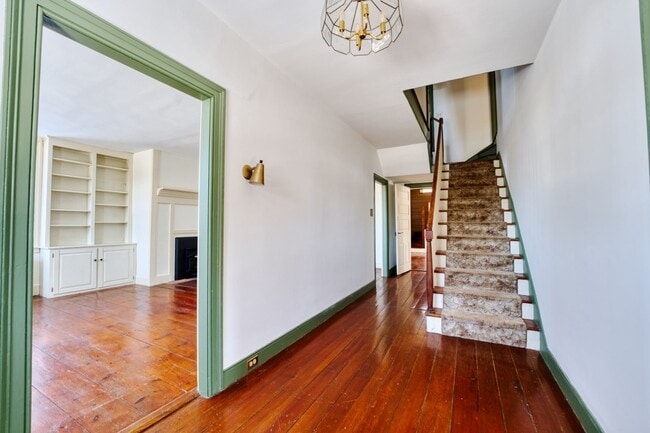 Building Photo - Beautiful 4 Bedroom Farm House